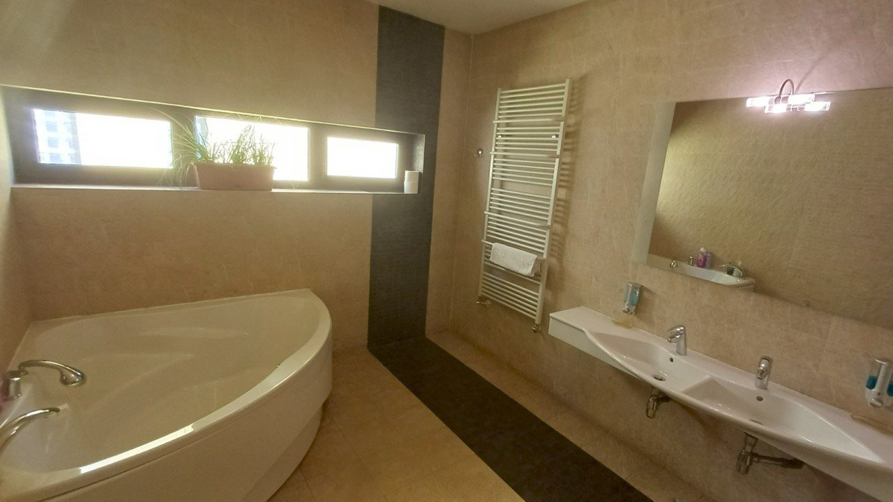Camera 2 – Cameră Dublă Superioară — en-suite bathroom with corner bathtub and double sink