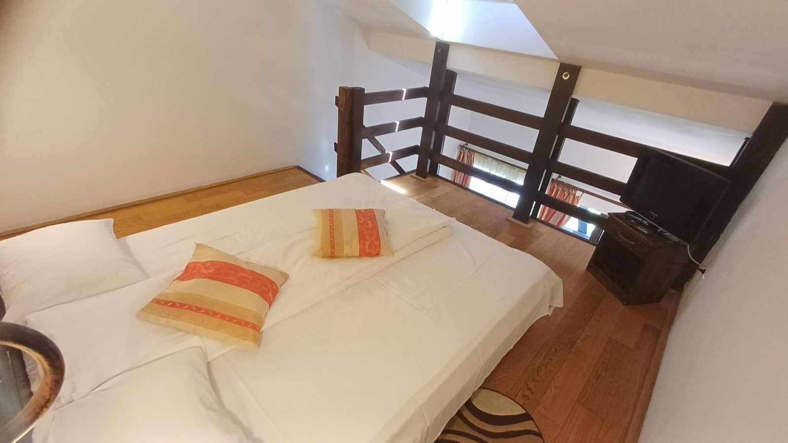 Room 4 – Junior Duplex — loft bedroom