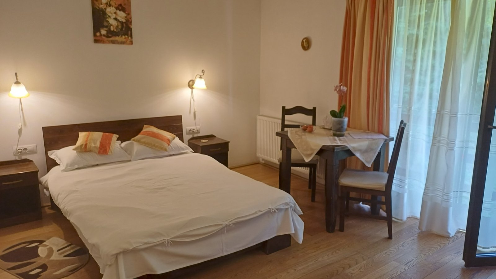 Room 6 – Classic Economy — main view